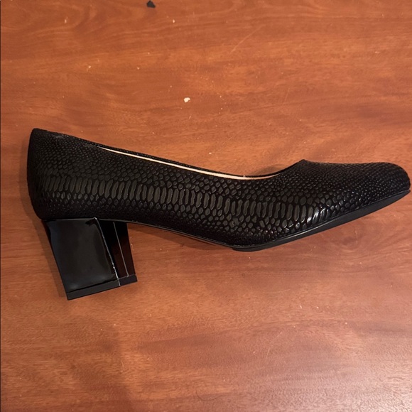 TROTTERS. Black Textured Block Heel Pumps Size 9W - Picture 4 of 8